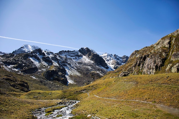 Paisaje de al lado de la carretera entre ir a la cima de la montaña en el parque natural de Kaunergrat en el pueblo alpino de Kaunertal en Landeck cerca del valle de Pitztal del Tirol en los Alpes en el norte de Italia y el oeste de Austria