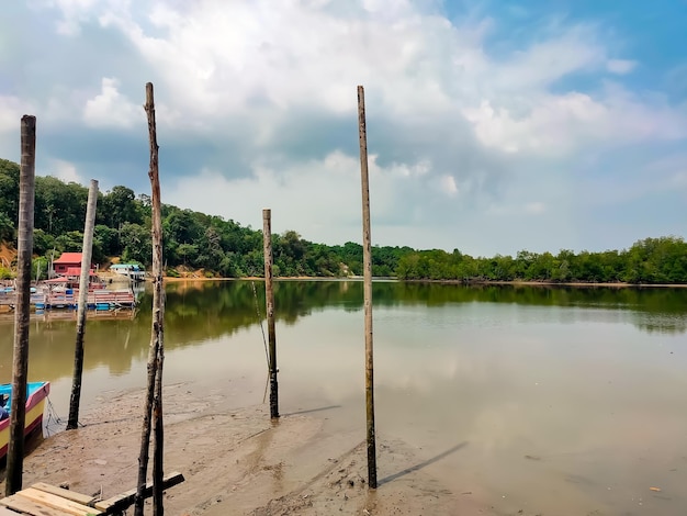 Paisaje al mediodía alrededor del embarcadero de pesca en Kampung Nelayan Segari Perak