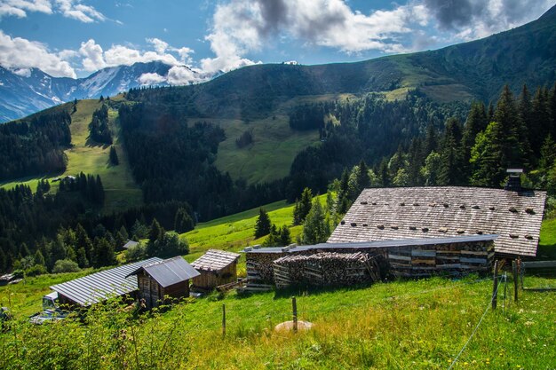 Paisaje de los Alpes en Francia en verano