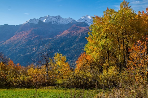 Paisaje de los Alpes italianos en otoño