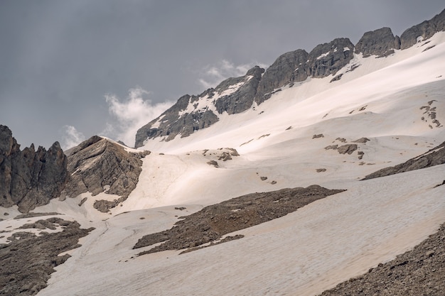 Paisaje de los Alpes con nieve en la montaña rocosa