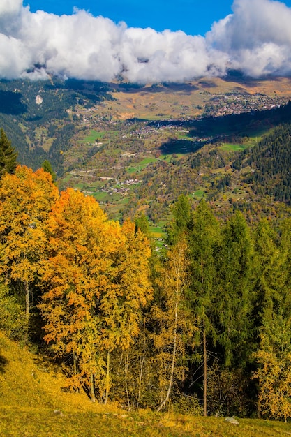 Paisaje de los Alpes suizos en otoño