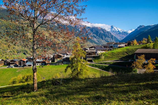 Paisaje de los Alpes suizos en otoño