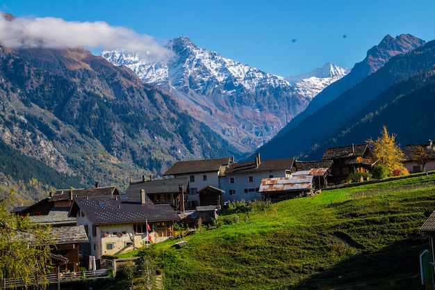 Paisaje de los Alpes suizos en otoño