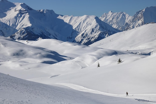 Foto paisaje alpino en invierno en el alpe dhuez con las montañas cubiertas de nieve