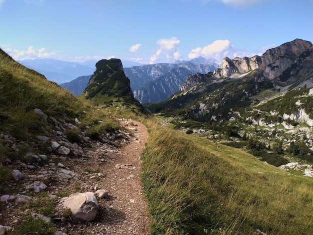 Paisaje alpino en las montañas Rofan en verano