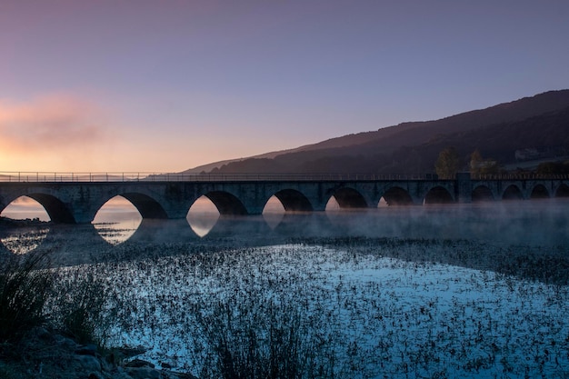 Paisaje alrededor del embalse del río ebro