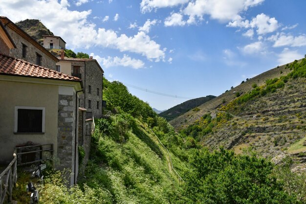 El paisaje alrededor de Sasso di Castalda, un pueblo en Basilicata, Italia