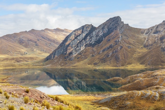 Paisaje de alta montaña nevada en los Andes, cerca de Huaraz, Perú