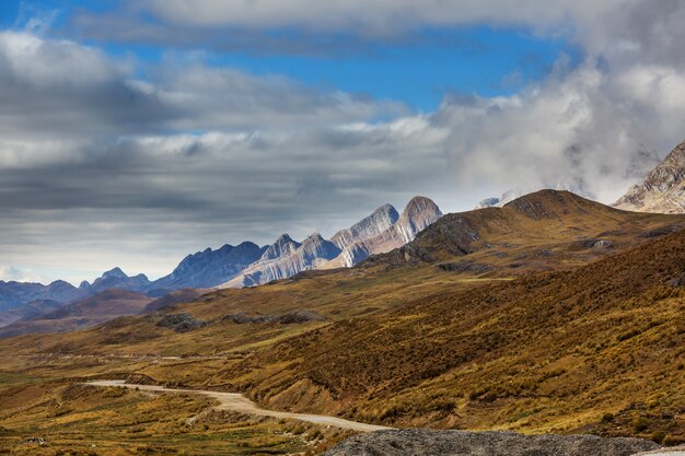 Paisaje de alta montaña nevada en los Andes, cerca de Huaraz, Perú