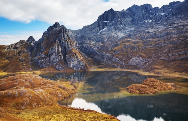 Paisaje de alta montaña nevada en los Andes, cerca de Huaraz, Perú