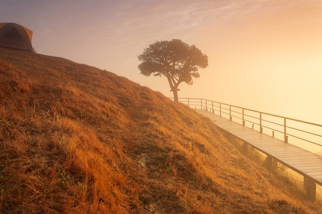 Paisaje de alta montaña con puesta de sol