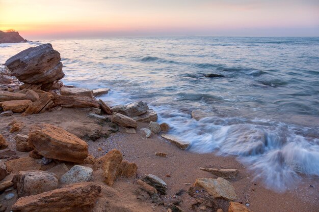 Paisaje de amanecer con costa rocosa