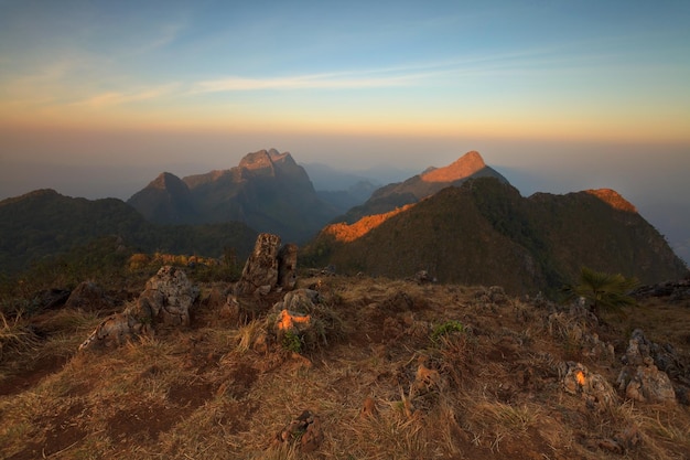 Paisaje amanecer en Doi Luang Chiang Dao alta montaña en la provincia de Chiang Mai de Tailandia