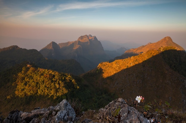 Paisaje amanecer en Doi Luang Chiang Dao alta montaña en la provincia de Chiang Mai de Tailandia