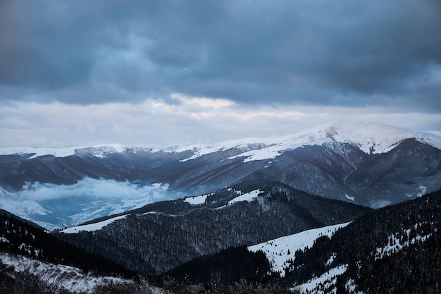 Paisaje de amanecer de invierno en montañas nevadas