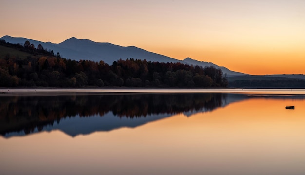 Paisaje del amanecer del lago Reflejo de agua de las montañas Tatras en el fondo Eslovaquia