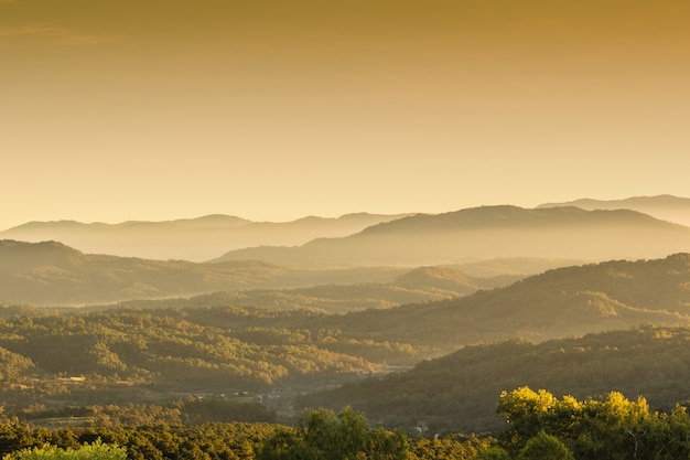 Foto paisaje de amanecer en la montaña