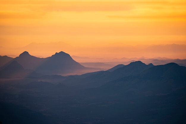 Paisaje amanecer o atardecer en la montaña hermoso cielo amarillo naranja