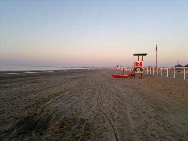 Paisaje del amanecer de la playa de Sottomarina en el norte de Italia