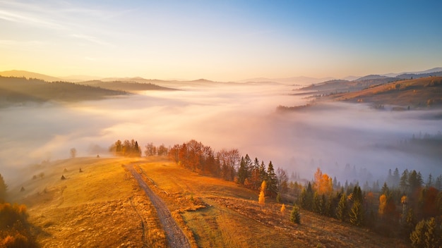 paisaje amanecer sobre la montaña valle brumoso