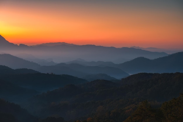 Paisaje del amanecer sobre el pico de la montaña Doi Kham Fah con niebla en la selva tropical en el parque nacional Chiang Dao Chiang Mai