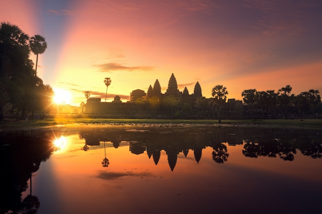 Paisaje del amanecer sobre el templo de Angkor Wat