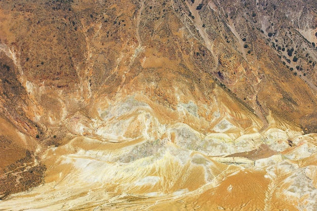 Paisaje amarillo del volcán Nisyros