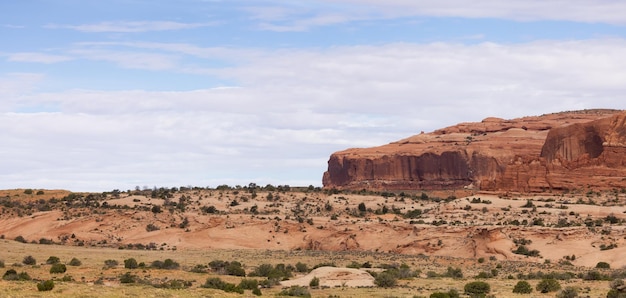 Paisaje americano en el desierto con formaciones montañosas de roca roja