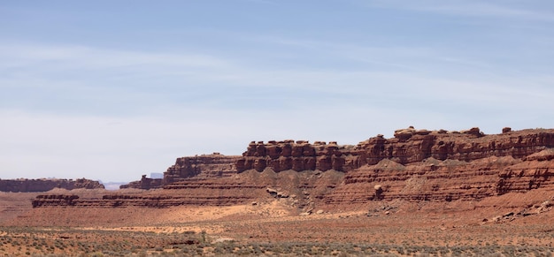 Paisaje americano en el desierto con formaciones montañosas de roca roja