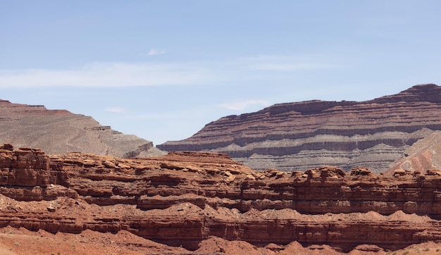 Paisaje americano en el desierto con formaciones montañosas de roca roja