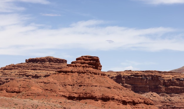 Paisaje americano en el desierto con formaciones montañosas de roca roja