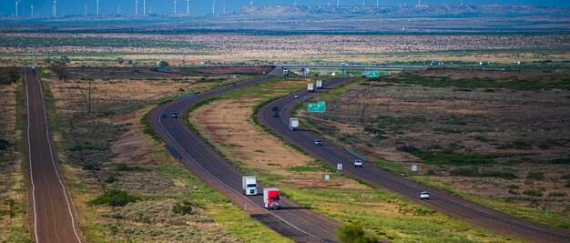 Paisaje americano natural con carretera asfaltada hasta el horizonte.