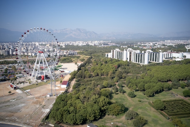 Paisaje de Antalya con vista de la noria.