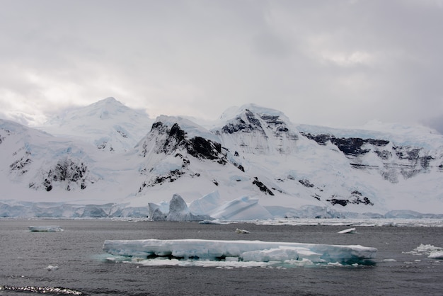 Paisaje antártico con glaciares y montañas