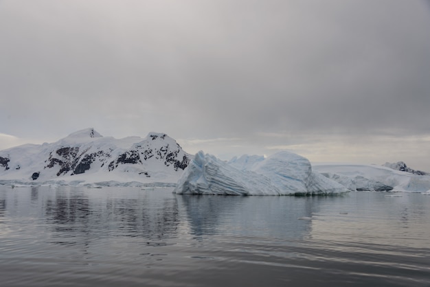 Paisaje antártico con iceberg