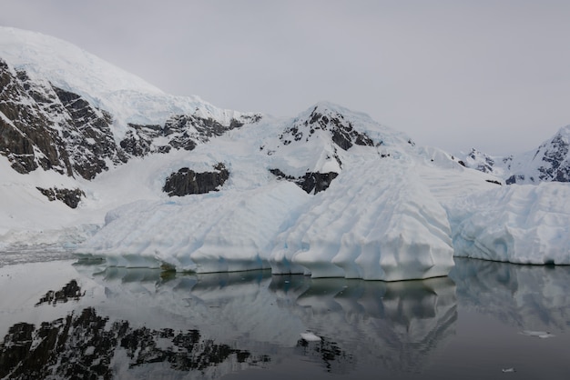 Paisaje antártico con iceberg