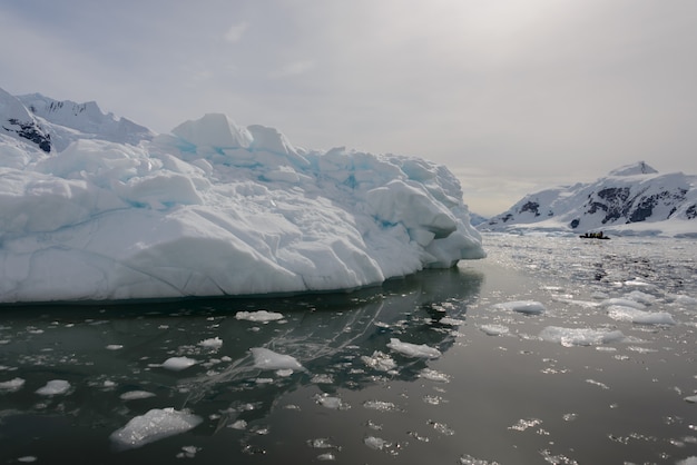 Paisaje antártico con iceberg