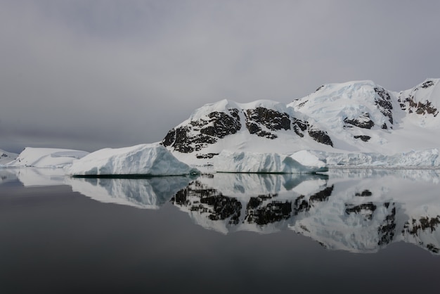 Paisaje antártico con iceberg