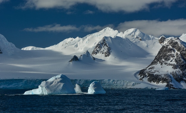 Paisaje antártico con iceberg