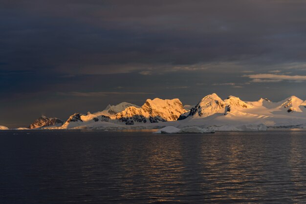 Paisaje en la Antártida al atardecer