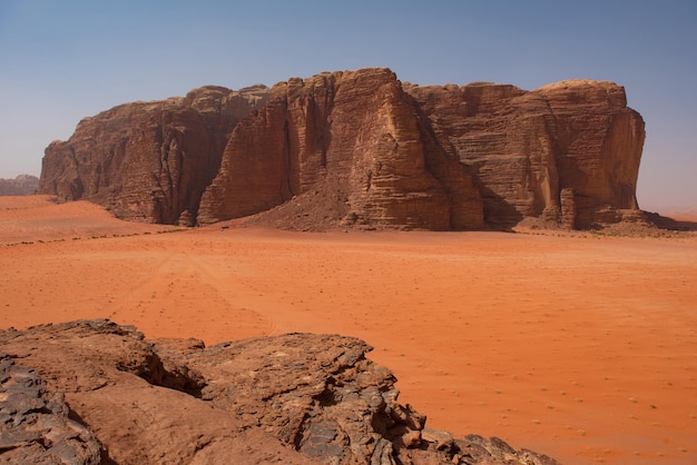 Paisaje árido en el desierto de Wadi Rum en Jordania