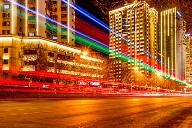 El paisaje arquitectónico del centro de la ciudad de Qingdao y la luz y la sombra de las luces del automóvil