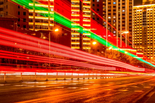 El paisaje arquitectónico del centro de la ciudad de Qingdao y la luz y la sombra de las luces del automóvil