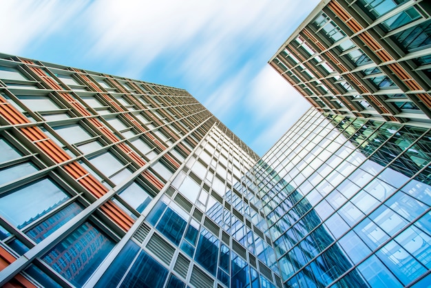 El paisaje arquitectónico del edificio comercial en el centro de la ciudad