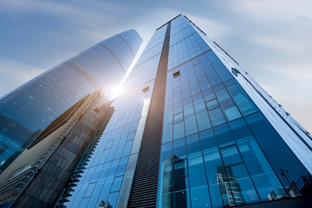 El paisaje arquitectónico del edificio comercial en el centro de la ciudad