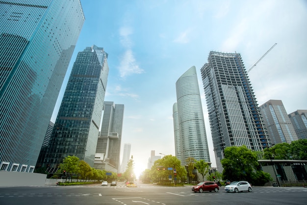 El paisaje arquitectónico del edificio comercial en el centro de la ciudad