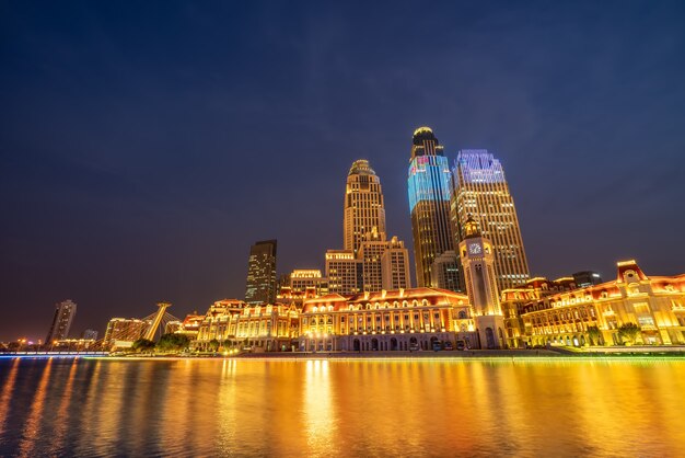 Paisaje arquitectónico urbano a ambos lados del río Haihe en Tianjin