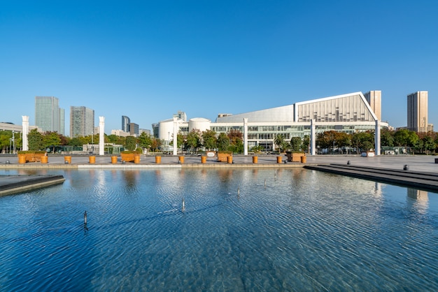 Paisaje arquitectónico urbano moderno y plaza