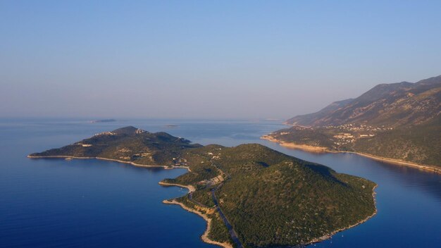 Paisaje desde arriba con las montañas y la escena del mar de verano de la bahía del mar